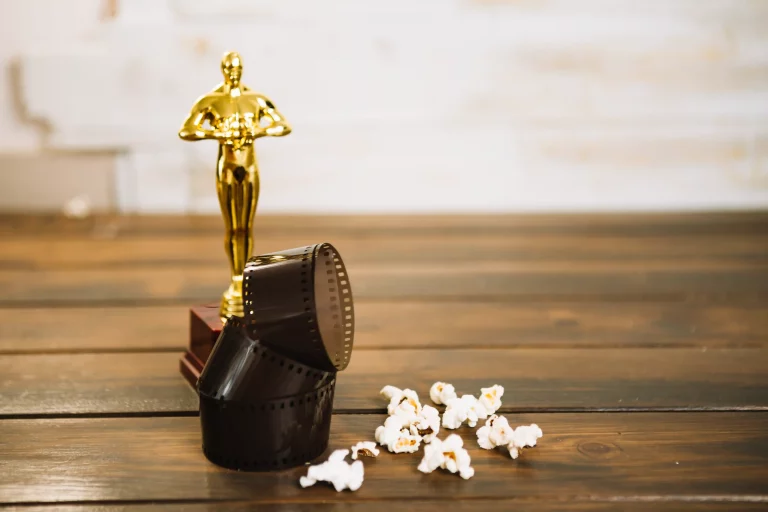 1 oscar-statuette-film-popcorn