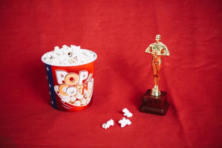 popcorn-oscar-statuette-red-fabric